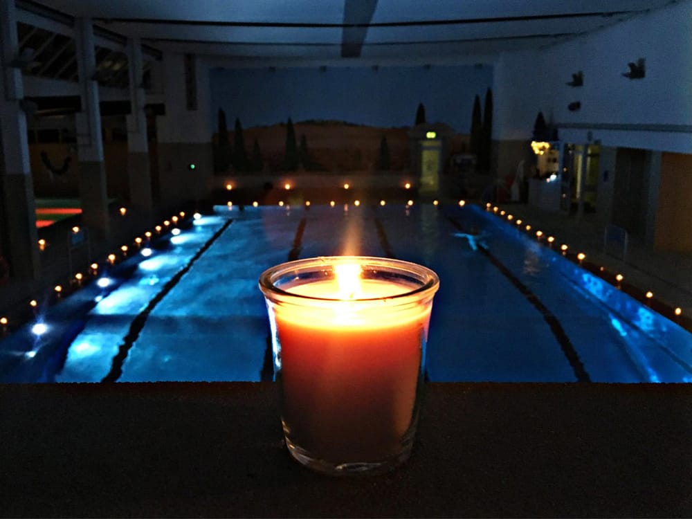 LexiWell Galerie Kerze vor Schwimmbecken in der Aquarena Neunkrichen-Seelscheid