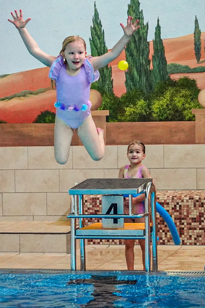 LexiWell Galerie Kind springt ins Wasser