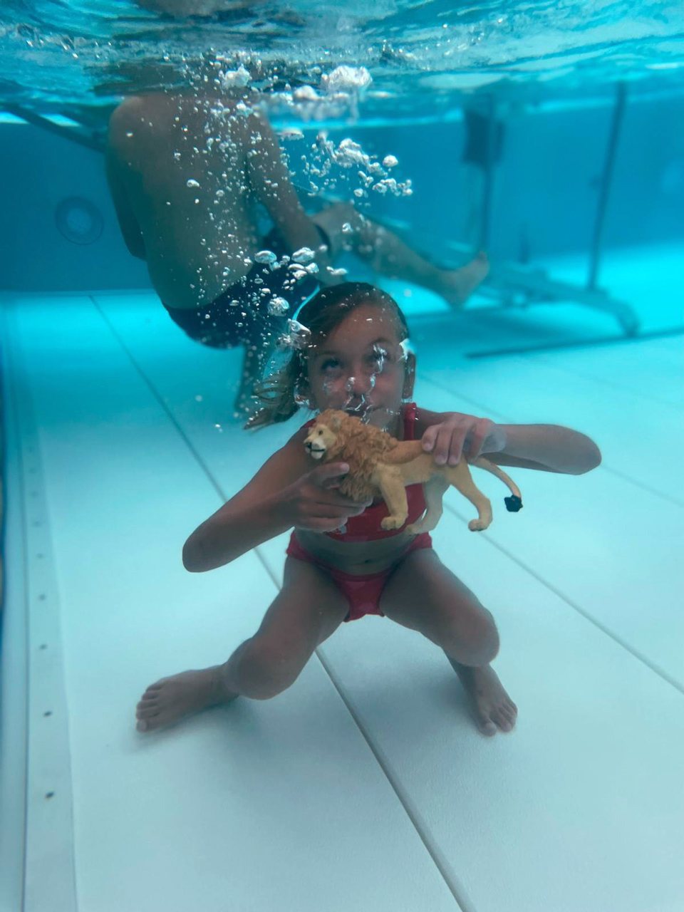 LexiWell Galerie Mädchen taucht mit Löwe