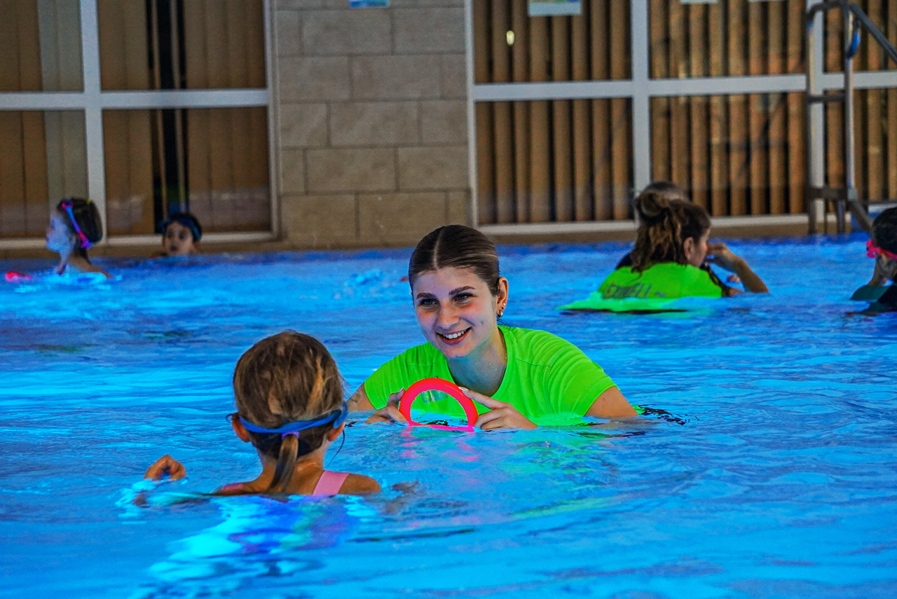 LexiWell Galerie Schwimmtrainerin mit Ring und Kind